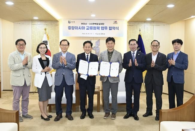 업무협약 단체 기념사진을 찍는 조용익 부천시장(오른쪽 네 번째), 이자형 한백통일재단 이사장(왼쪽 네 번째), 협약식 관계자들