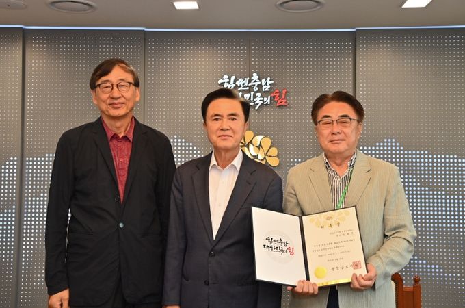 (왼쪽부터)김광현 총괄건축가_김태흠 충남도지사_박호영 수석건축가