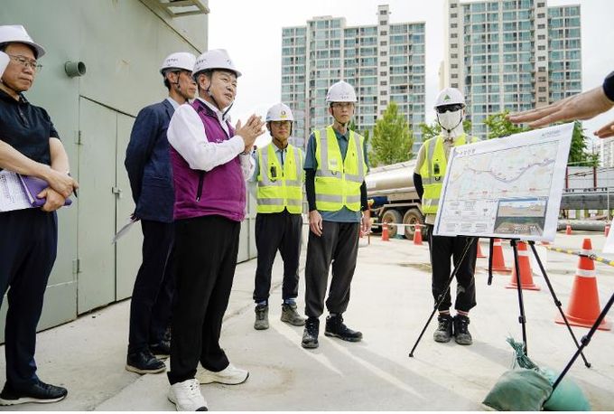 지난 20일 이필형 동대문구청장이 동부간선도로 지하화 수직구 건설현장을 점검하고 있다.