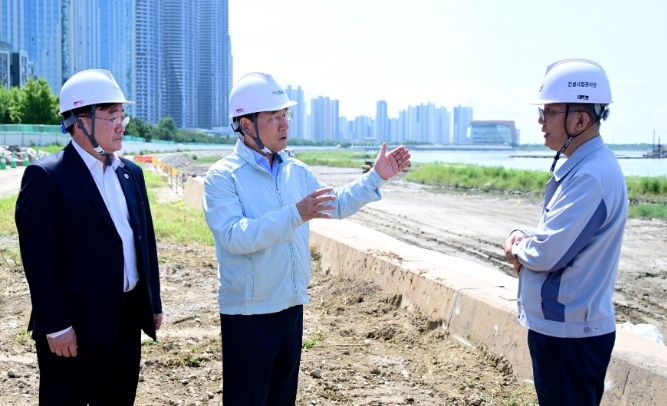 유정복 인천광역시장이 21일 송도국제도시 워터프런트 건설공사 현장을 점검하고 있다.