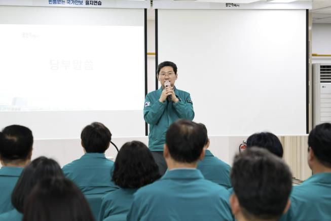 용인특례시청에 마련된 을지연습장에서 열린 '2025년 을지연습' 강평 보고회에서 이상일 용인특례시장이 훈련에 참여한 각 기관 관계자들에게 역할과 책임을 다해줄 것을 당부하고 있다.