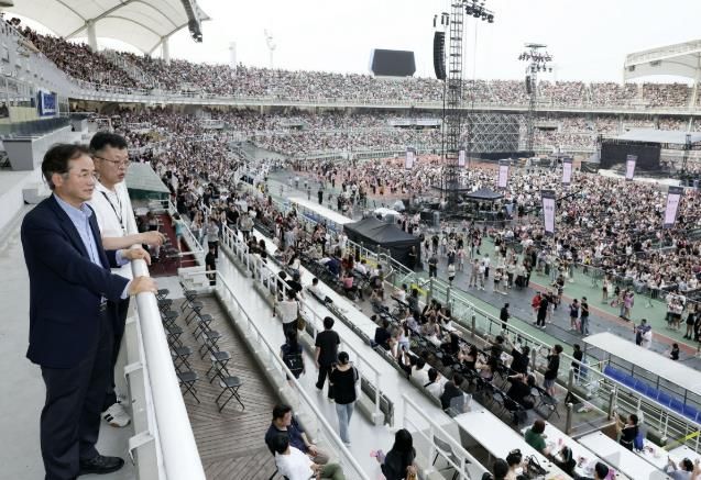 블랙핑크 공연 전 현장을 점검하는 이동환 고양특례시장