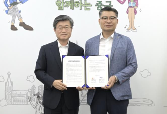 김길성 중구청장(왼쪽)과 한상덕 코레일로지스(주) 대표이사(오른쪽)