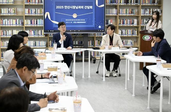 이민근 안산시장(왼쪽 가운데)이 21일 경일관광경영고등학교에서 열린 간담회에서 인사 발언을 하고 있다.