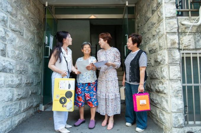 1인 가구를 방문해 이야기를 나누는 연희동 통장단