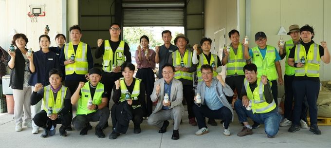 윤병태 시장(앞줄 오른쪽 세 번째)이 지난 21일 남부권역 환경미화원 대기소에서 청렴 간담회를 진행하고 단체 기념사진을 촬영하고 있다