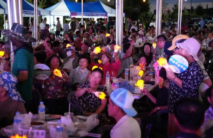 지난 20일 제2회 우습제 음악회에 참석한 주민들이 공연을 즐기고 있다.