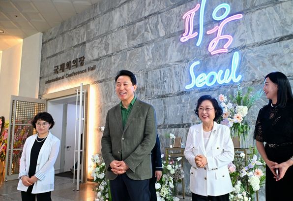 오세훈 서울시장이 23일(토), 서울시 공공예식장 ‘피움서울’ 개관식에서현판 점등 후 기념 촬영하고 있다.