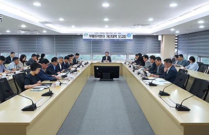 지난 8일 김석필 천안시장 권한대행 부시장이 ‘부패취약분야 개선대책 보고회’를 주재하고 있다.