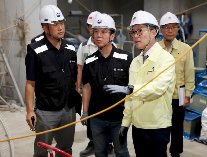 정원오 성동구청장과 김영훈 고용노동부 장관이 성동구의 건설 현장을 합동점검 중인 모습