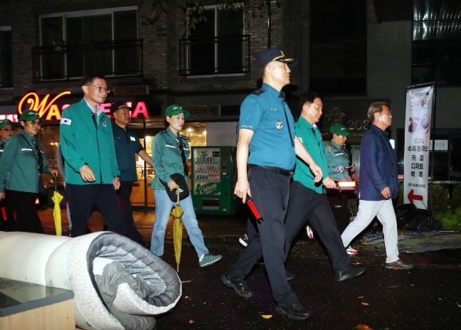 서철모 서구청장은 25일 저녁 정림동 민·관·경 합동 야간 순찰에 참여했다.