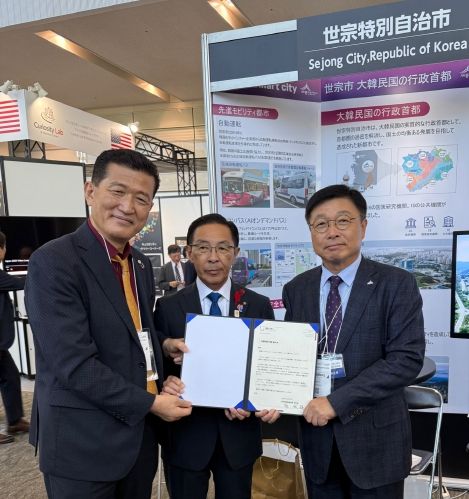 왼쪽부터 홍만표 세종시 해외협력단장, 니시와키 타카토시 교토부지사, 이승원 경제부시장