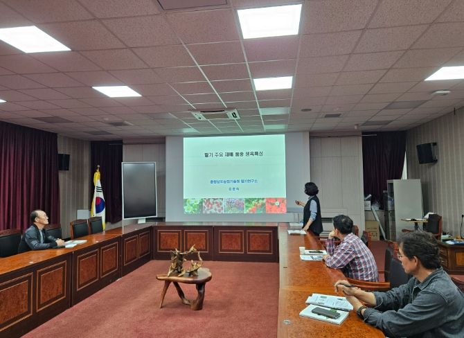 지난 15일, 관내 딸기 재배농가를 대상으로 ‘2025년 딸기기본교육’을 진행하고 있다.