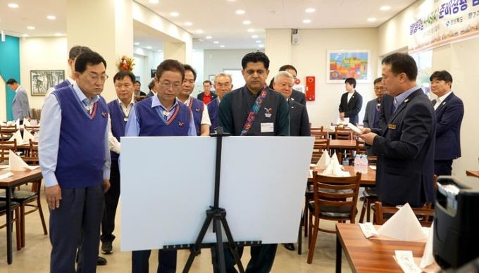 주낙영 경주시장(왼쪽 첫 번째)이 15일 하이아시아 경주점에서 할랄음식점 운영 점검을 하고 있다