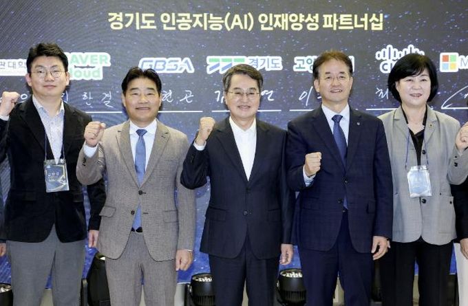 경기 북부 AI캠퍼스 개소식에서 이동환 고양특례시장, 김동연 경기도지사, 김운남 고양시의장이 파이팅을 외치고 있다.