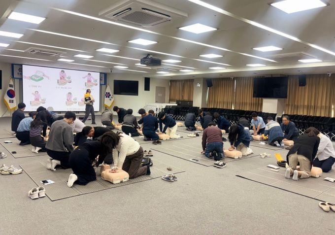 구청 대회의실에서 진행되는 응급처치 교육