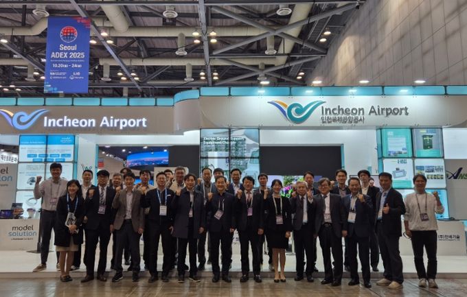 인천국제공항공사는 ‘2025 서울 국제 항공우주 및 방위산업 전시회(Seoul ADEX 2025)’에 참가해 중소기업과 공동으로 개발한 7개 첨단 공항 기술을 선보이는 ‘인천공항 R&D관’을 운영했다고 밝혔다. 사진은 인천국제공항공사 김범호 부사장(사진 가운데) 및 7개 기술개발기관이 함께 기념촬영을 하고 있는 모습.