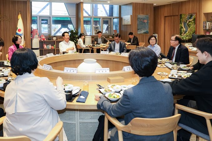 오세훈 서울시장이 29일, 동물 보호·복지 분야 전문가를 만나 반려동물 복지 증진과 동물보호 정책 방향 등에 대해 의견을 나누고 있다.