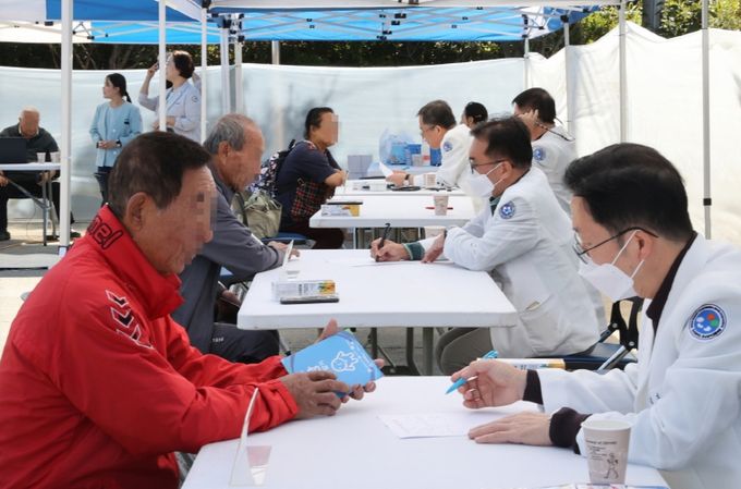 고흥군, 호남권역재활병원과 연계 심뇌혈관질환 예방사업 추진- 31일 호남권역재활병원 문경래 병원장을 비롯한 의료진이 내과, 정형외과, 재활의학과 등 전문 진료를 실시하며 주민들에게 맞춤형 치료 상담을 제공하고 있다.
