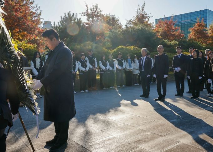 이정선 광주시교육감이 3일 광주자연과학고에서 진행한 학생독립운동기념탑 참배에서 헌화를 하고 있다. / 광주시교육청 제공