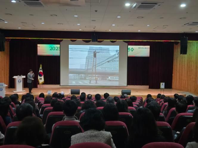 울산교육청은 4일 울산과학관 빅뱅홀에서 안전관리자 대상으로 '중대재해 예방 이해와 역량강화' 연수를 열었다