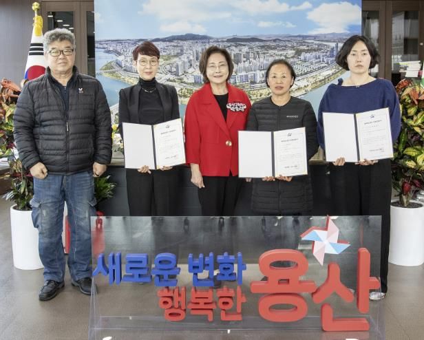 박희영 용산구청장(왼쪽에서 세 번째)이 ‘골목형상점가’로 추가 지정된 상인들과 기념촬영을 하고 있다.