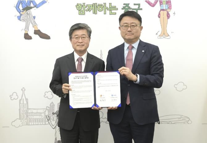 김길성 중구청장(왼쪽)과 조세형 우리은행 기관그룹 부행장(오른쪽)