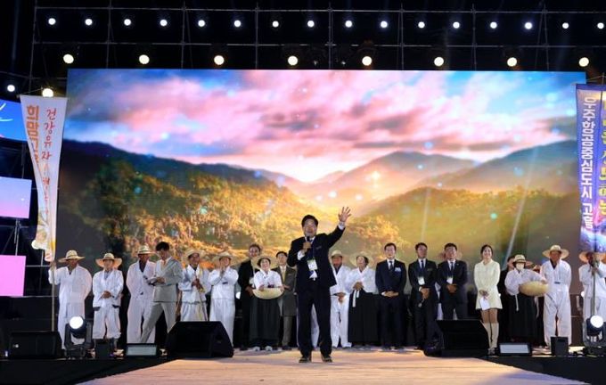 고흥군, ‘제5회 고흥유자축제’ 6일 화려한 개막... 첫날 7만 8천 명 몰려 (1) - 지난 6일 고흥군 풍양면 한동리 유자밭 일원에서 열린 ‘제5회 고흥유자축제’ 개막식에서 공영민 고흥군수가 개막을 선언하고 있다