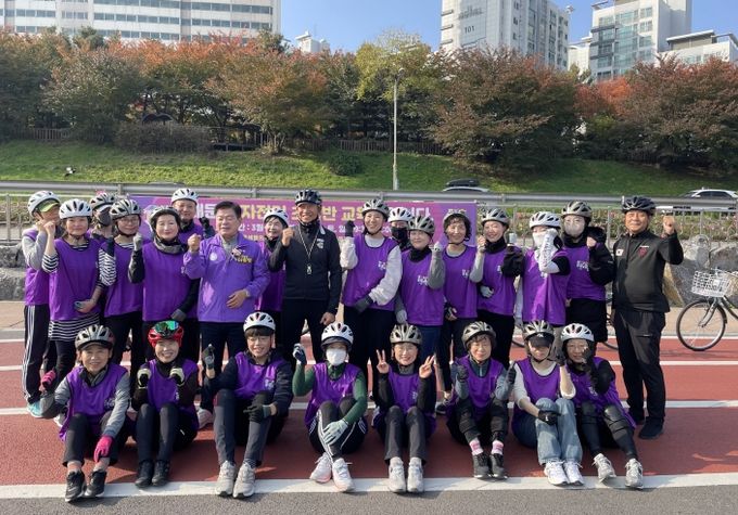 이필형 동대문구청장이 자전거교실 수강생들과 함께 기념촬영을 하고 있다