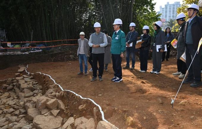 정종복 기장군수가 14일 학술발굴조사 자문회의에서 발굴조사 관계자로부터 현장설명을 듣고 있다