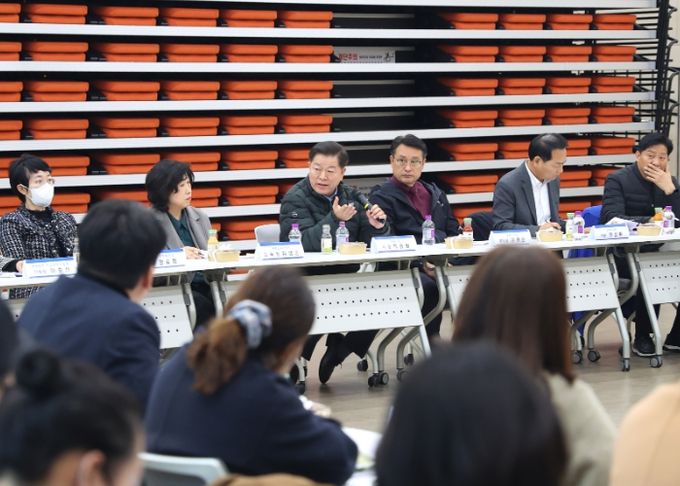 박승원 광명시장이 17일 오후 광명동초등학교 통학로 안전 확보를 위한 현장간담회에 참석해 발언하고 있다.