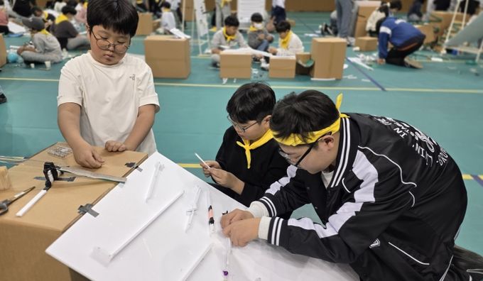 2025 전라남도 창의‧도전 페스티벌’에 참가한 학생들이 롤링볼 제작 활동을 하고 있다.