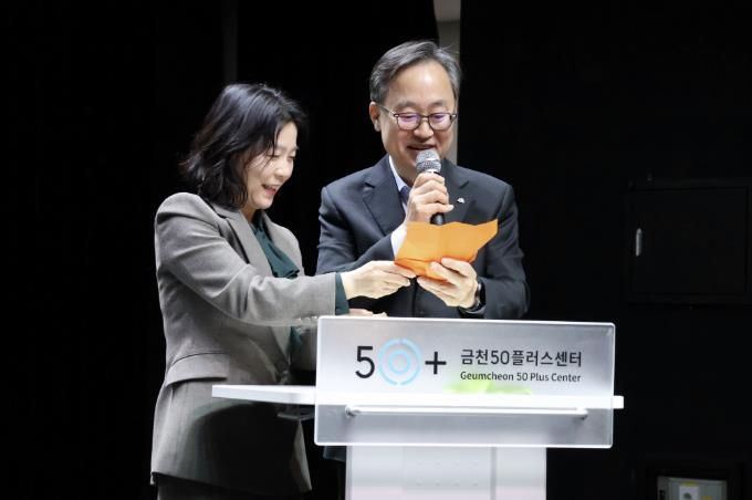 유성훈 금천구청장이 참여자들이 적은 소망을 읽고 있다