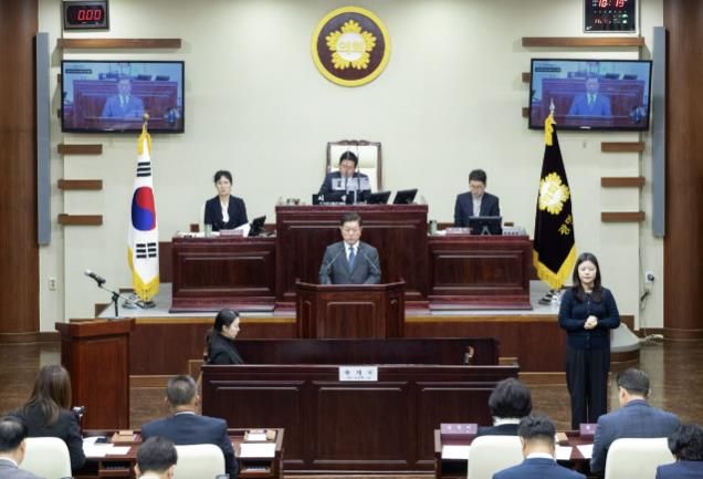 박승원 광명시장이 19일 '제 297회 광명시의회 제2차 정례회'에서 시정연설을 하고 있다.