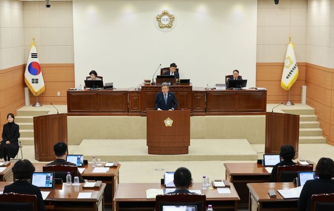 정용래 유성구청장이 20일 유성구의회 본회의에서 2026년도 예산안 제출에 즈음한 시정연설을 하고 있다.