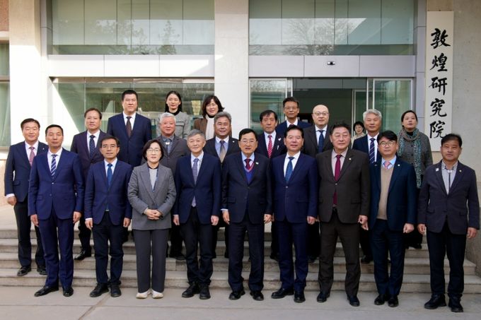 중국 둔황연구원을 방문한 경주시 대표단이 19일 연구원 청사 앞에서 양측 관계자들과 기념촬영을 하고 있다.