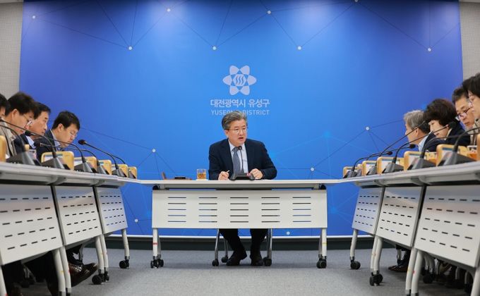 정용래 유성구청장이 25일 열린 주간간부회의를 주재하고 있다.