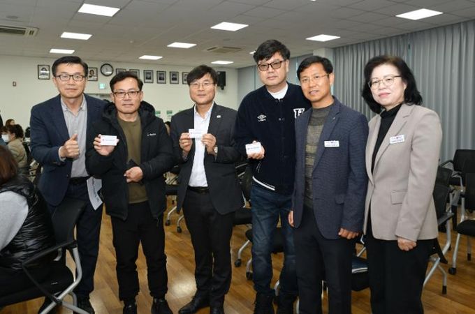 거제시장, 민생회복지원금 접수처 현장 점검