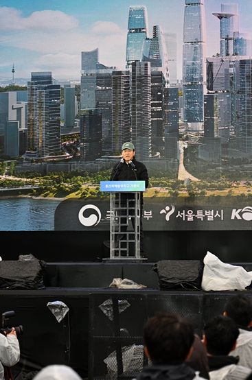 오세훈 서울시장이 27일 용산구 철도정비창 일대에서 열린 '용산국제업무지구 기공식'에서 기념사하고 있다.