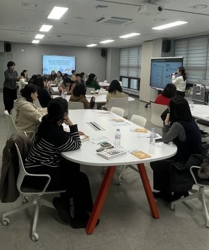 광주시교육청이 27일 교사성장마루에서 진행한 ‘공간 크리에이터에게 배우는 교실 디자인’ 연수에서 교사들이 이정원 대표의 강의를 듣고 있다. / 광주시교육청 제공