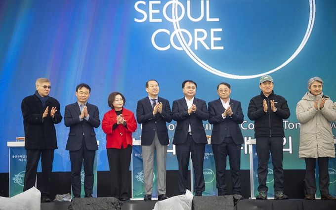 박희영 서울 용산구청장이 용산국제업무지구 기공식 행사 무대에서 기념 퍼포먼스를 하고 있다.