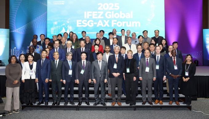 인천경제청은 1일 오후 송도컨벤시아에서 국내외 학계, 기업, 국제기구, 해외 연구기관 전문가들이 참여한 가운데 ‘2025 IFEZ 글로벌 ESG-AX 포럼’을 개최했다. 인천경제청, 겐트대 글로벌캠퍼스, 유럽 연구기관 등 8개국 23개 기관이 ‘호라이즌 유럽’ 국제공동연구 협력을 위한 업무협약(MOU)을 체결했다.