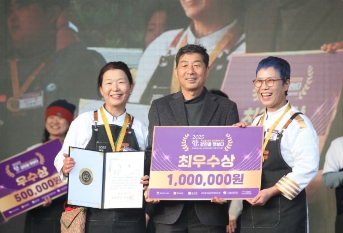 요리경연대회에서 대상과 최우수상을 차지한 참가자가 기념 사진을 촬영하고 있다.