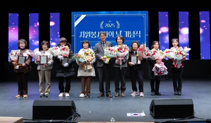 김돈곤 군수가 자원봉사 유공 표창 수상자들과 함께 기념 촬영을 하고 있다.