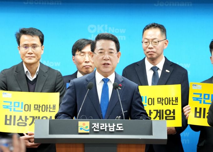 김영록 전라남도지사가 3일 도청 브리핑룸에서 ‘12·3 불법 비상계엄 저지 1주년’ 대도민 성명문을 발표하고 있다.