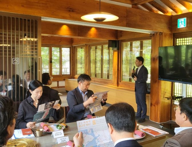 인천항만공사 물류전략처장이 호텔 최고 경영 책임자(CEO)를 대상으로 골든하버 복합지원용지를 홍보하고 있다