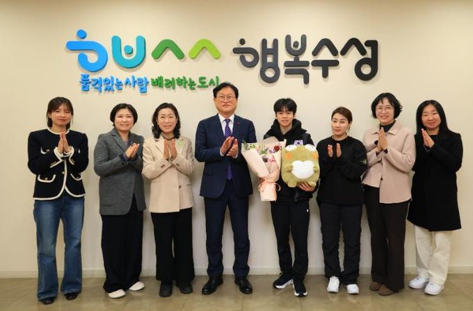 대구 수성미래교육재단(이사장 김대권)은 지난 10일 2025-2026 국제빙상경기연맹(ISU) 주니어 그랑프리 파이널 대회에서 우승한 서민규 선수(경신고 2학년)를 초청해 간담회를 열고 격려했다.