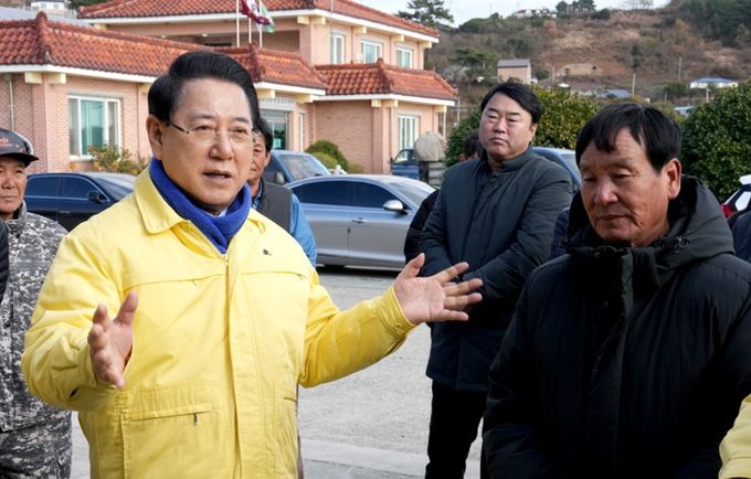 김영록 전라남도지사가 14일 완도군 약산면 득암리에서 완도 미역 양식장 피해 현황 및 건의사항을 청취하고 신속한 피해복구 대책을 당부하고 있다.