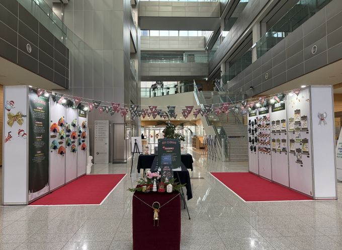 12월 15일~12월 26일 2주간, 세종시교육청 1층 로비에서 ‘2025년 세종 읍면지역 우리동네 예술학교 성과전시회인 ’모두 다 꽃이야‘ 행사가 열리고 있다.