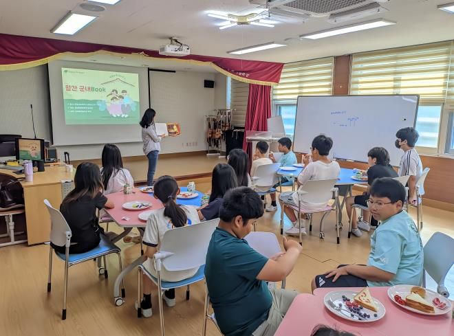 군내북초 학생들이 아침간편식을 먹으며 아침독서활동을 하고 있다.